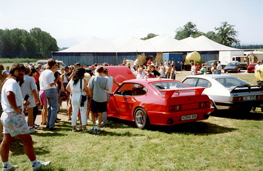 Zuschauer mit Interesse am Motorraum
Spectators with an interest in the engine compartment
Spectateurs intresss par le compartiment moteur